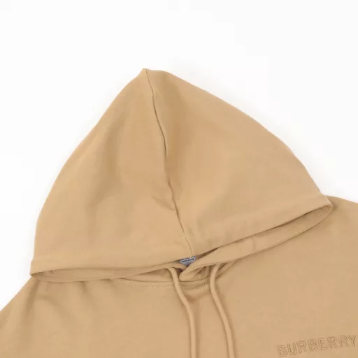 Burberry 24Fw hooded sweatshirt with hollowed-out horse patch on the back420g cotton fabric, terry bottom, custom 32-count 2*2 thread, garment washed twiceComfortable and skin-friendly fabric, no strange feeling, custom-dyed fabric, high textile density, good drape, not easy to deformThick weave plus compact spinning process, will not affect the breathability of the sweatshirt, high color saturationChest logo embroidery and hollowed-out horse patch on the backLoose fit, slimming and not picky, super versatile and good-looking sweatshirt, same style for men and women