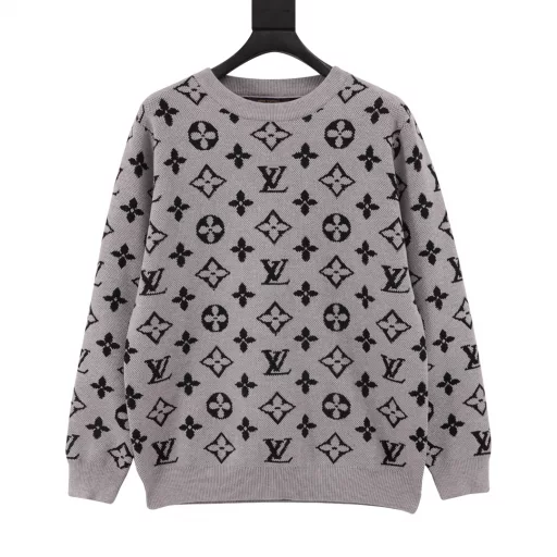 Louis Vuitton Dubai Grey Crew Neck Sweater with Monogram Embossed Pattern~Couple knitted pullover sweater The whole body of the sweater is decorated with jacquard monogram logo, which is full of luxury. The irresistible French luxury aura is overwhelming. The basic round neck pullover design is suitable for most people's clothing needs. It is classic and practical, and the luxury is exposed! This sweater is made of ultra-fine wool and is woven with fine needle point twist. The sweater is smooth and has a sense of falling. It has great elasticity and stretch, and it does not restrict the body. It is very inclusive. It is close-fitting, soft and skin-friendly, and has the characteristics of wrinkle-free fabric. The Monogram three-dimensional jacquard process is made with advanced electronic equipment. The three-dimensional logo with uneven shapes presents an unusual texture.