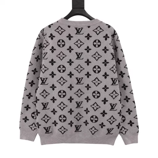 Louis Vuitton Dubai Grey Crew Neck Sweater with Monogram Embossed Pattern~Couple knitted pullover sweater The whole body of the sweater is decorated with jacquard monogram logo, which is full of luxury. The irresistible French luxury aura is overwhelming. The basic round neck pullover design is suitable for most people's clothing needs. It is classic and practical, and the luxury is exposed! This sweater is made of ultra-fine wool and is woven with fine needle point twist. The sweater is smooth and has a sense of falling. It has great elasticity and stretch, and it does not restrict the body. It is very inclusive. It is close-fitting, soft and skin-friendly, and has the characteristics of wrinkle-free fabric. The Monogram three-dimensional jacquard process is made with advanced electronic equipment. The three-dimensional logo with uneven shapes presents an unusual texture.