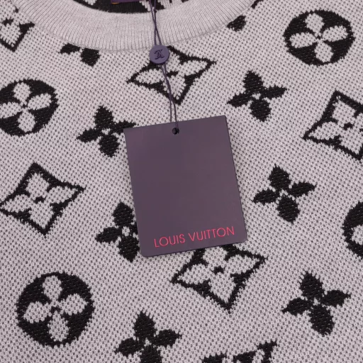 Louis Vuitton Dubai Grey Crew Neck Sweater with Monogram Embossed Pattern~Couple knitted pullover sweater The whole body of the sweater is decorated with jacquard monogram logo, which is full of luxury. The irresistible French luxury aura is overwhelming. The basic round neck pullover design is suitable for most people's clothing needs. It is classic and practical, and the luxury is exposed! This sweater is made of ultra-fine wool and is woven with fine needle point twist. The sweater is smooth and has a sense of falling. It has great elasticity and stretch, and it does not restrict the body. It is very inclusive. It is close-fitting, soft and skin-friendly, and has the characteristics of wrinkle-free fabric. The Monogram three-dimensional jacquard process is made with advanced electronic equipment. The three-dimensional logo with uneven shapes presents an unusual texture.