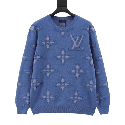 Louis Vuitton Blue Flower Clover Crew Neck SweaterKnitted pullover sweater 24 autumn and winter channel limited new model, letter flower three-dimensional jacquard knitted sweater, absolutely a hit item! Fashionable and trendy street shooting artifact for men and women, this blue is really beautiful, giving people a refreshing and fashionable, very temperament. Selected customers provide 100% wool yarn refined, this wool feels particularly good, feels soft and solid, has its own elastic pressure resistance effect, and is not easy to shrink. The big V classic jacquard logo design, the jacquard has been treated with raw edges, presenting a three-dimensional concave and convex effect. This graphic cotton crew neck has a unique jacquard signature theme. Made in blue tones, it features oversized tones all over the Monogram Flowers and the V signature on the chest, and a textured 3D effect is outlined with a knit. The perfect partner for jeans or casual pants, it also matches with shorts to make you look overall.