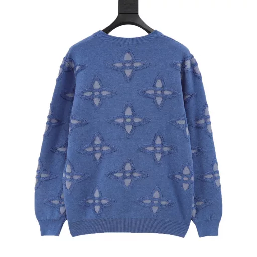 Louis Vuitton Blue Flower Clover Crew Neck SweaterKnitted pullover sweater 24 autumn and winter channel limited new model, letter flower three-dimensional jacquard knitted sweater, absolutely a hit item! Fashionable and trendy street shooting artifact for men and women, this blue is really beautiful, giving people a refreshing and fashionable, very temperament. Selected customers provide 100% wool yarn refined, this wool feels particularly good, feels soft and solid, has its own elastic pressure resistance effect, and is not easy to shrink. The big V classic jacquard logo design, the jacquard has been treated with raw edges, presenting a three-dimensional concave and convex effect. This graphic cotton crew neck has a unique jacquard signature theme. Made in blue tones, it features oversized tones all over the Monogram Flowers and the V signature on the chest, and a textured 3D effect is outlined with a knit. The perfect partner for jeans or casual pants, it also matches with shorts to make you look overall.