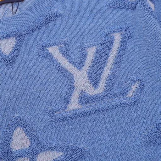 Louis Vuitton Blue Flower Clover Crew Neck SweaterKnitted pullover sweater 24 autumn and winter channel limited new model, letter flower three-dimensional jacquard knitted sweater, absolutely a hit item! Fashionable and trendy street shooting artifact for men and women, this blue is really beautiful, giving people a refreshing and fashionable, very temperament. Selected customers provide 100% wool yarn refined, this wool feels particularly good, feels soft and solid, has its own elastic pressure resistance effect, and is not easy to shrink. The big V classic jacquard logo design, the jacquard has been treated with raw edges, presenting a three-dimensional concave and convex effect. This graphic cotton crew neck has a unique jacquard signature theme. Made in blue tones, it features oversized tones all over the Monogram Flowers and the V signature on the chest, and a textured 3D effect is outlined with a knit. The perfect partner for jeans or casual pants, it also matches with shorts to make you look overall.