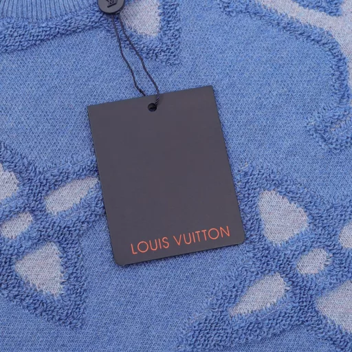 Louis Vuitton Blue Flower Clover Crew Neck SweaterKnitted pullover sweater 24 autumn and winter channel limited new model, letter flower three-dimensional jacquard knitted sweater, absolutely a hit item! Fashionable and trendy street shooting artifact for men and women, this blue is really beautiful, giving people a refreshing and fashionable, very temperament. Selected customers provide 100% wool yarn refined, this wool feels particularly good, feels soft and solid, has its own elastic pressure resistance effect, and is not easy to shrink. The big V classic jacquard logo design, the jacquard has been treated with raw edges, presenting a three-dimensional concave and convex effect. This graphic cotton crew neck has a unique jacquard signature theme. Made in blue tones, it features oversized tones all over the Monogram Flowers and the V signature on the chest, and a textured 3D effect is outlined with a knit. The perfect partner for jeans or casual pants, it also matches with shorts to make you look overall.