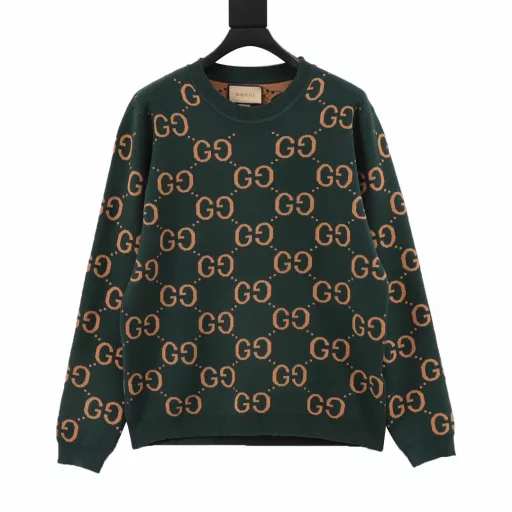 Gucci GG interlocking jacquard pullover knitted round neck sweaterThe slightly loose cut design exudes a dazzling and dazzling atmosphere, low-key and luxurious noble temperament, creating a fashionable beauty. The material is made of cotton fiber yarn provided by the customer, and the CNC layered knitting technique highlights the unique texture. The uniformly thick and thin contrasting GG three-dimensional jacquard presents elegant colors, and the hand feels comfortable and soft, which can be matched easily. The elegant atmosphere of Hepburn, the ribbed knitted collar, cuffs, bottom hem and interlocking jacquard reinterpret the charm of the brand and highlight the elegant atmosphere.