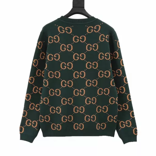 Gucci GG interlocking jacquard pullover knitted round neck sweaterThe slightly loose cut design exudes a dazzling and dazzling atmosphere, low-key and luxurious noble temperament, creating a fashionable beauty. The material is made of cotton fiber yarn provided by the customer, and the CNC layered knitting technique highlights the unique texture. The uniformly thick and thin contrasting GG three-dimensional jacquard presents elegant colors, and the hand feels comfortable and soft, which can be matched easily. The elegant atmosphere of Hepburn, the ribbed knitted collar, cuffs, bottom hem and interlocking jacquard reinterpret the charm of the brand and highlight the elegant atmosphere.