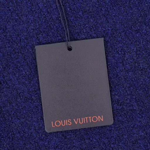 Louis Vuitton Mirror Logo Intarsia Round Neck Sweater, the latest color, custom-woven and custom-dyed sheep wool 55%, yak wool 21%, nylon 20%, spandex 4%, wool circle yarn, the gray-brown circle yarn has high ductility and good elasticity, which is different from the non-elastic flesh-tightening version on the market. The special washing process is very soft and skin-friendly. The three-needle knitting process is the same as the original intarsia in the logo of the clothes. The logo on the back is a mirror-image intarsia. It is skin-friendly and versatile. Wear it in front of people. It is a real autumn and winter item.