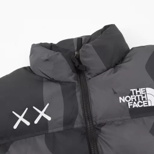 The North Face x KAWS North Face joint down jacketFabric: The fabric is made from the same factory of the genuine fabric supplier. The fabric is made of high-strength twill composite fabric, with a water-repellent process design. The body is printed with digital direct printing technology. Each pattern must be continuously debugged by the draftsman to restore the pattern. The front and sleeves are all cut in place, the pattern printing is seamlessly connected, and the lower back printing is in place, which is fully restored.Down: National standard white duck down, to achieve the best fluffiness, so that the down is really close to the skin, so that more heat can be locked in to keep warmTechnology: The whole piece of clothing is filled with down in grids, so that the down jacket with thin fabrics will not runEmbroidery: The imported Tajima embroidery machine uses a 10,000-needle embroidery process, and the classic embroidered logos on the front and back are three-dimensional and clear, enhancing the visual layering.Hardware: Electroplated hardware from the original processing factory, all original custom made, not various market replicasThe back collar hat can be put into the collar when not in use, and the multifunctionality is also reflected in the whole garment can be folded into the lower pocket to form a small bag