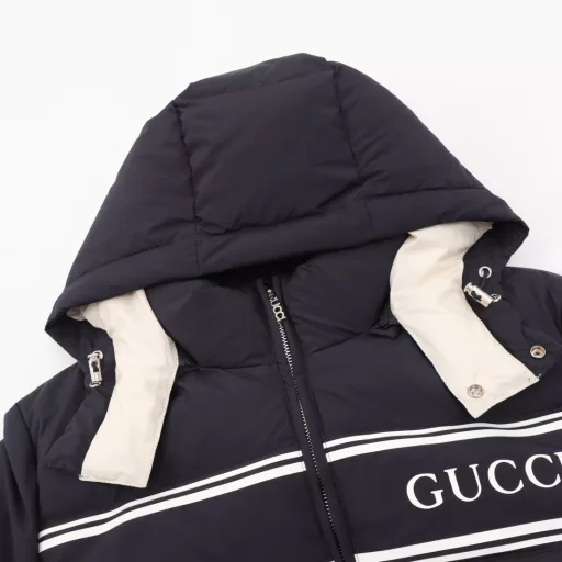 Gucci logo stripe ribbon hooded down jacket on chestSame style for men and womenNational standard 95% pure white duck down, exclusive use of top-grade down in the market, never boasting about goose down and other misunderstandingsFabric: 100% nylon; Lining: 100% nylon, the best in the market, everything is customized according to the original version.Original processing factory produces electroplated hardware, all original customization, not various market replicas