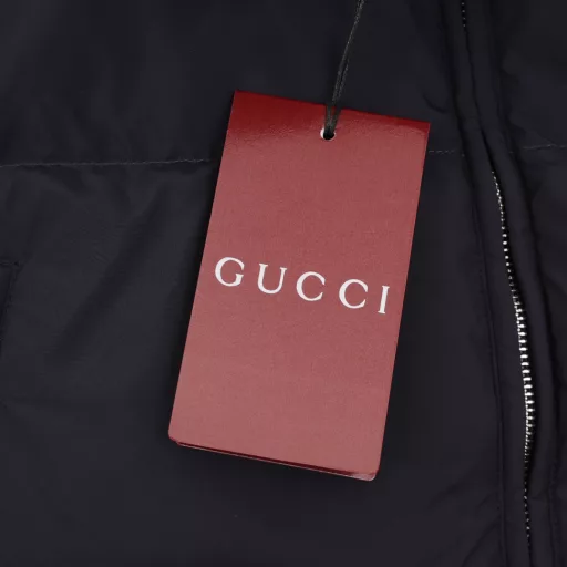 Gucci logo stripe ribbon hooded down jacket on chestSame style for men and womenNational standard 95% pure white duck down, exclusive use of top-grade down in the market, never boasting about goose down and other misunderstandingsFabric: 100% nylon; Lining: 100% nylon, the best in the market, everything is customized according to the original version.Original processing factory produces electroplated hardware, all original customization, not various market replicas