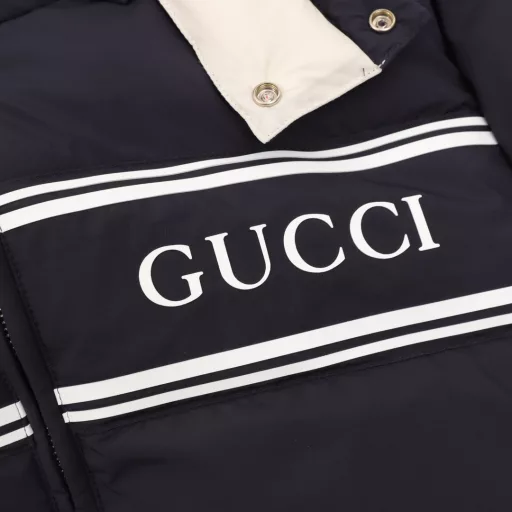 Gucci logo stripe ribbon hooded down jacket on chestSame style for men and womenNational standard 95% pure white duck down, exclusive use of top-grade down in the market, never boasting about goose down and other misunderstandingsFabric: 100% nylon; Lining: 100% nylon, the best in the market, everything is customized according to the original version.Original processing factory produces electroplated hardware, all original customization, not various market replicas