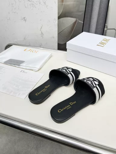 CD•Dior Women's Old Flower Embroidered Leather SlippersChristian Dior has always been synonymous with luxury and elegance, and has always been at the top of the fashion hall👍It is particularly worth mentioning that the embroidered ✨ pattern on the sole reproduces one of Christian Dior's cherished symbols✅More than 100 colors to choose from