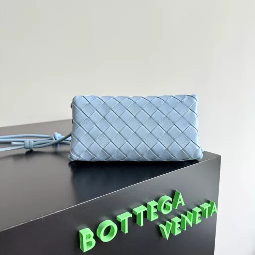 BV new mini bag ceiling BottegavenetaNew Concert Pouch bag small but large capacityCan hold Pro max mobile phone. Adjustable shoulder strap for crossbody or single shoulder. High cost performance. The latest small bag in autumn. Very large capacity. I tried it and it can hold 4 short clips. I also tried it and it can hold my fist. Cute and lovely. Very impressive capacity. Adjustable shoulder strap for daily commuting