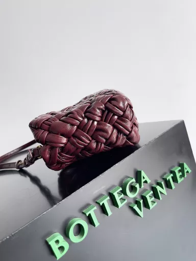 BottegaVeneta's latest Kalimero cha chaFashionable chacha woven handbag, heavyweight pure product!This is really not easy to makeIt uses waxed cowhide, and it takes craftsmen with more than 10 years of experience to weave it. The hand-woven process is very difficult and time-consumingIt is a very heavy-duty model, with a unique texture that is worth buying, and the shoulder strap length is also very perfect and can be adjusted.