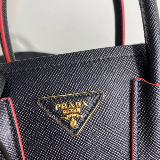 2022 new DoubleBagmini shopping bag Double series inspired mini bag imported coarse cross-grain cowhide, with full sheepskin lining 💪 Elegant and simple bag design Classic golden triangle logo on the front 💪 Logo handbag and shoulder straps are adjustable in length, built-in double compartments, middle inner pocket, with tag accessories 💪💪 Perfect details A must-have for goddesses, super awesome